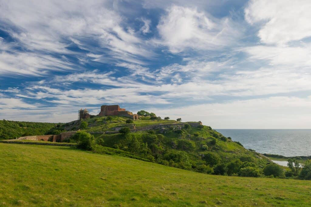 Die Burgruine Hammershus in der Landschaft