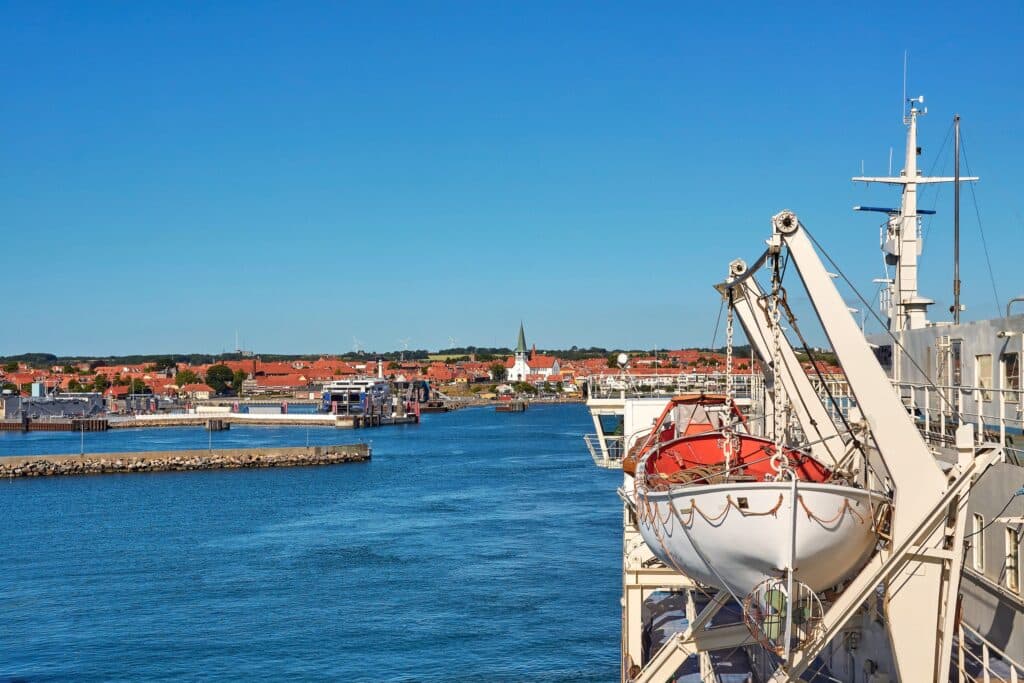 Blick von Bord der Fähre auf den Hafen und die Stadt Rønne auf Bornholm