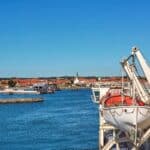 Anreise nach Bornholm. Mit Fähre, Bahn oder Flugzeug auf die Insel