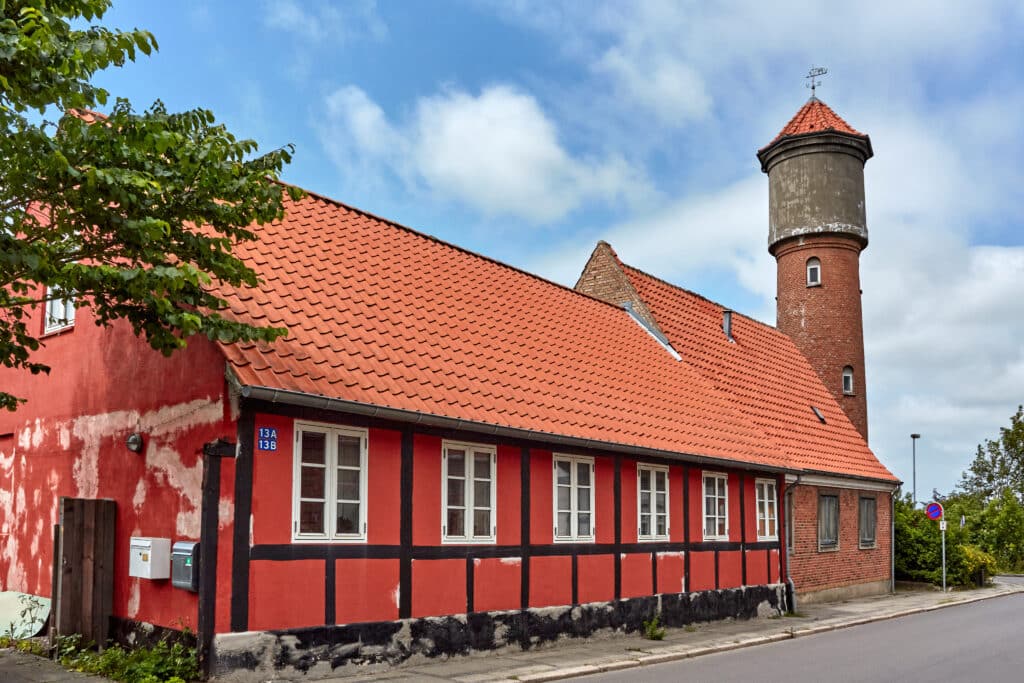 Aakirkeby – Blick auf ein traditionelles Haus und den Wasserturm