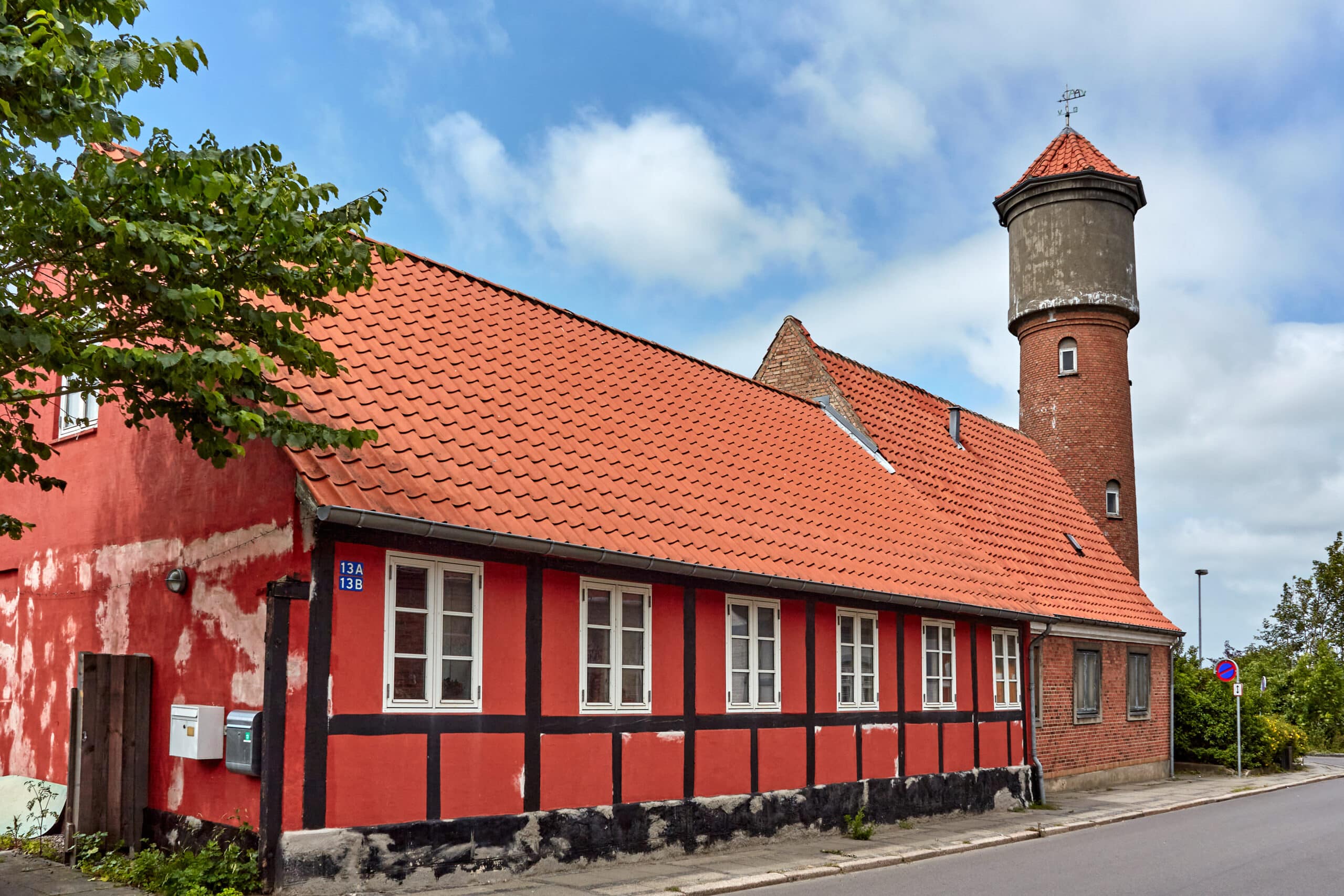 Aakirkeby – Blick auf ein traditionelles Haus und den Wasserturm
