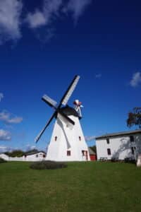 Weiße Windmühle mit schwarzen Flügeln in Aarsdale