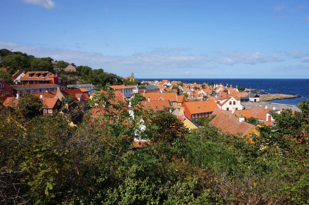 Blick auf Gudhjem auf Bornholm