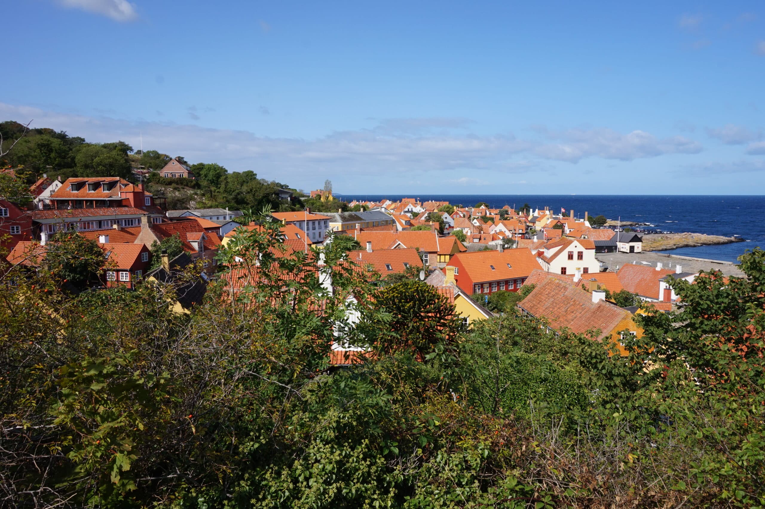 Blick auf Gudhjem auf Bornholm