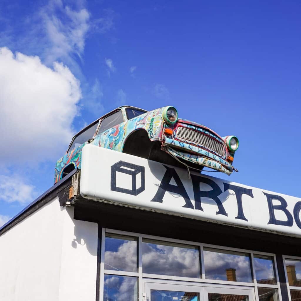 Bemaltes altes Auto auf dem Dach der Galerie Art Box in Svaneke