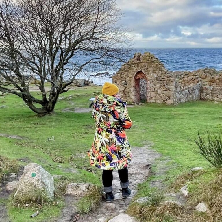 Ewelina Podrez-Siama an der Ruine Salomons Kapel auf Bornholm