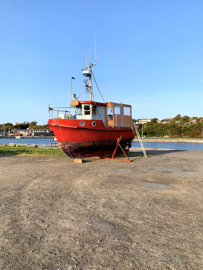 Roter Fischkutter auf Stützen am Ufer in Hasle