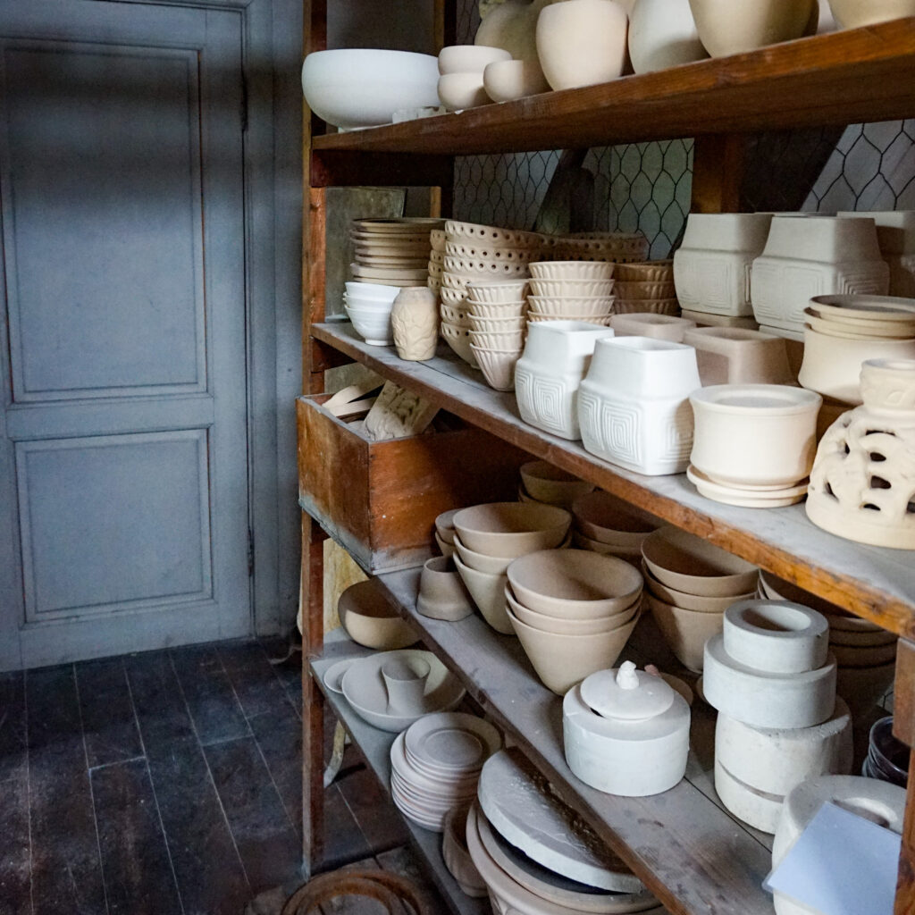 Regale mit ungebrannter Keramik im Keramikmuseum Hjorths Fabrik in Rønne