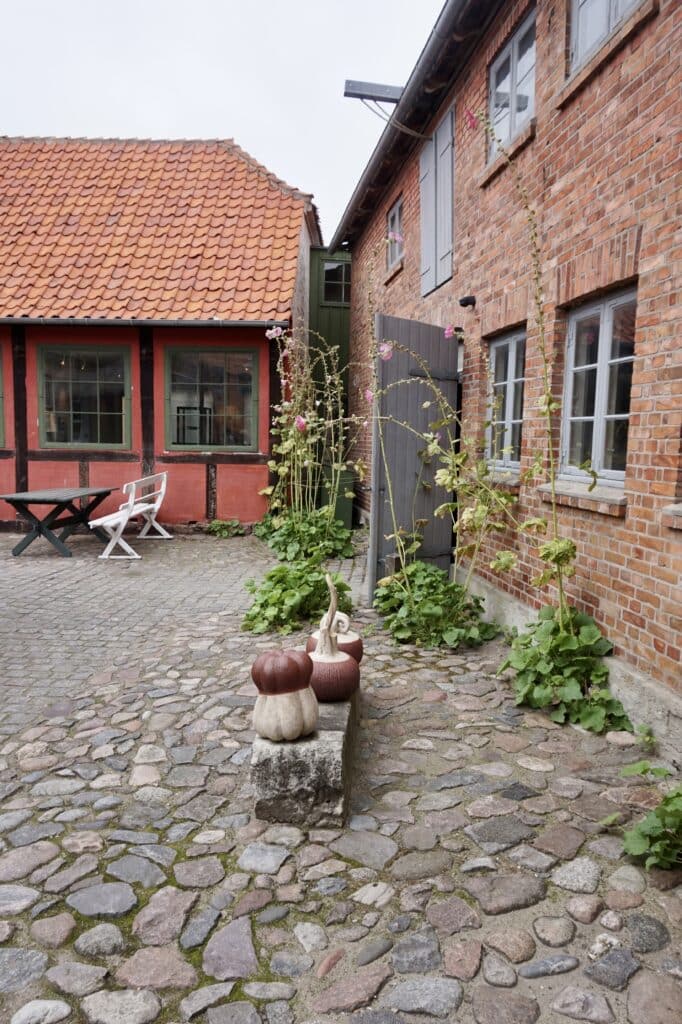 Gepflasterter Hof zwischen den Backsteingebäuden des Keramikmuseums in Rønne