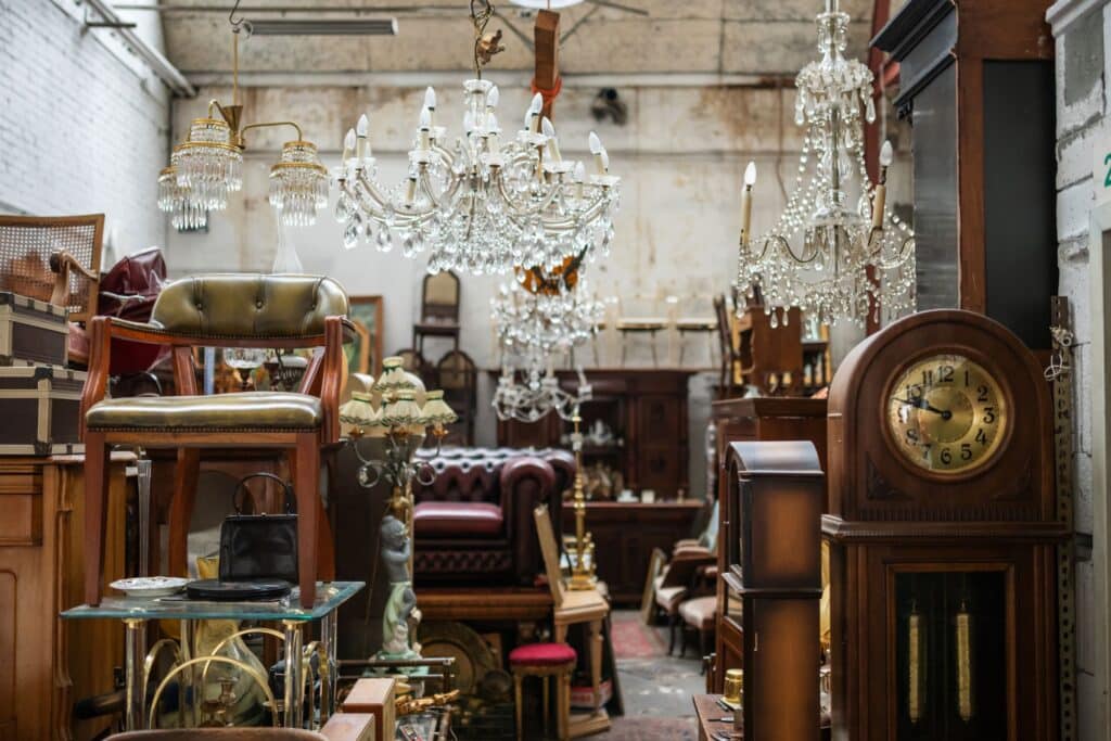 Kristallkronleuchter, Uhren und Möbel in einem Vintage-Laden