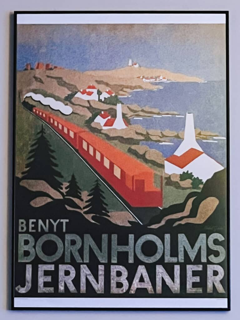 Retro-Poster mit einem Zug an der Küste und dem Schriftzug Benyt Bornholms Jernbaner