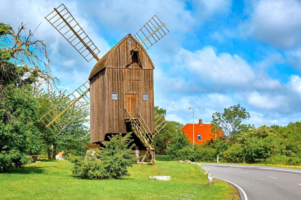 Hölzerne Holländerwindmühle in Svaneke
