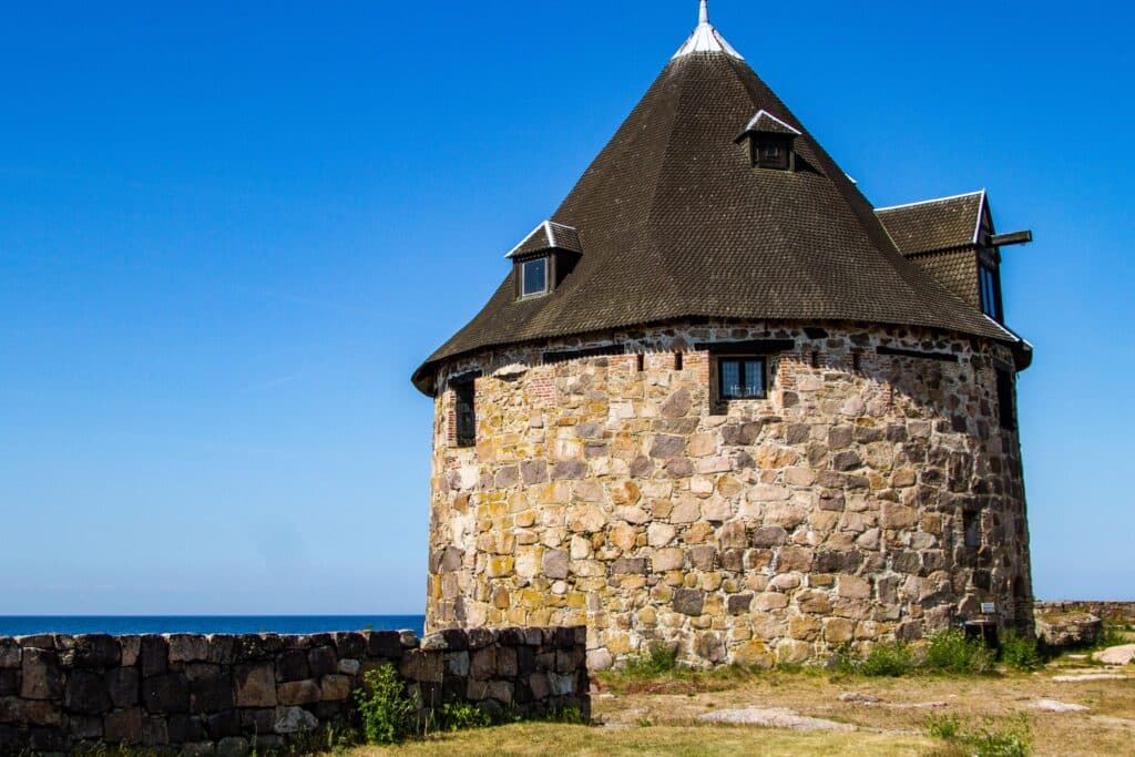 Steinturm Lille Tårn mit Kegeldach auf Christiansø
