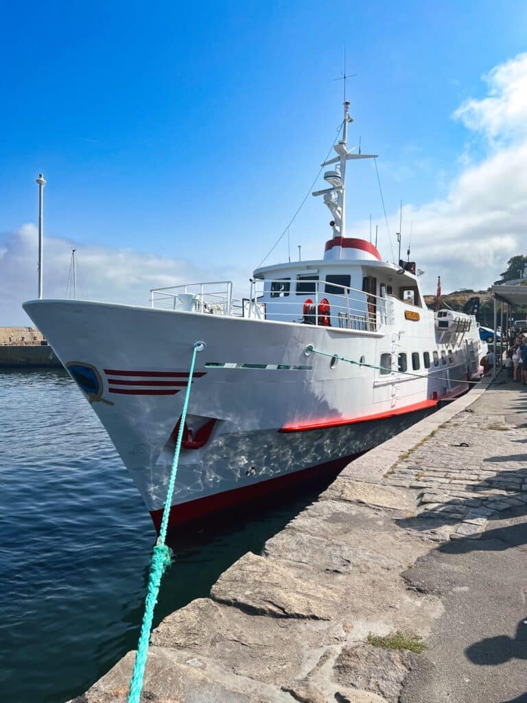 Weißes Schiff von Gudhjem nach Christiansø am steinernen Kai