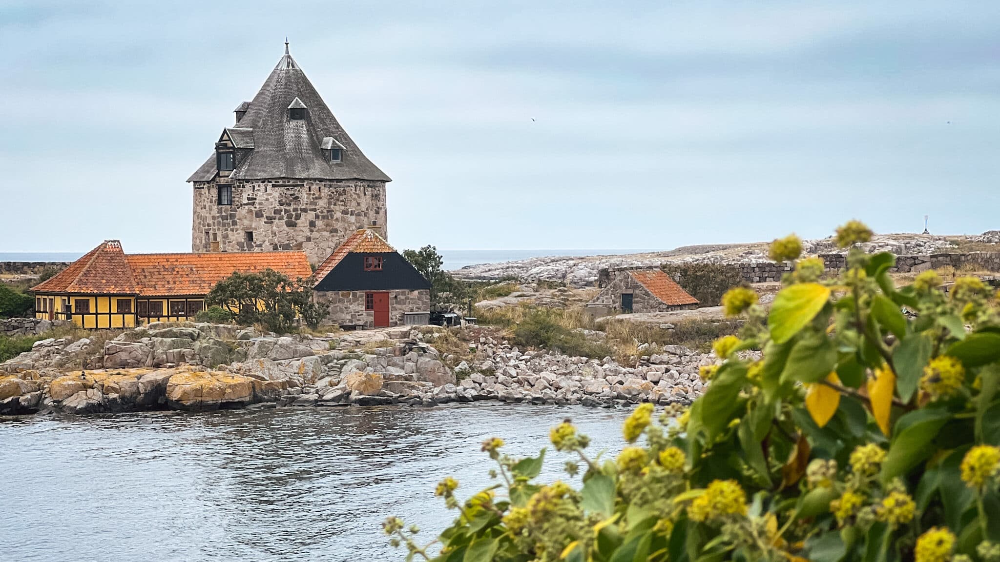 Der Turm Lille Tårn und ehemalige Festungsgebäude auf Frederiksø am Wasser