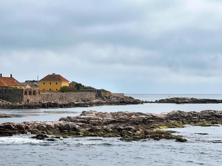Felsküste von Christiansø und die gelben Gebäude der Festung