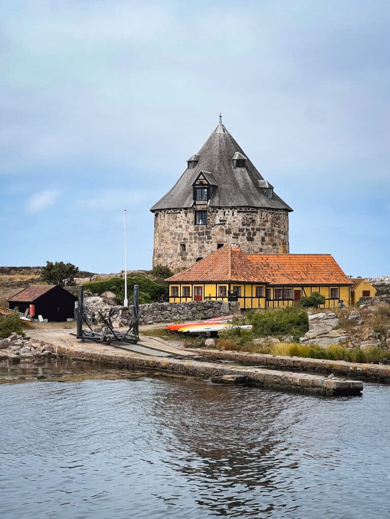 Runder Turm, gelbes Haus und Steg auf Frederiksø vom Wasser aus