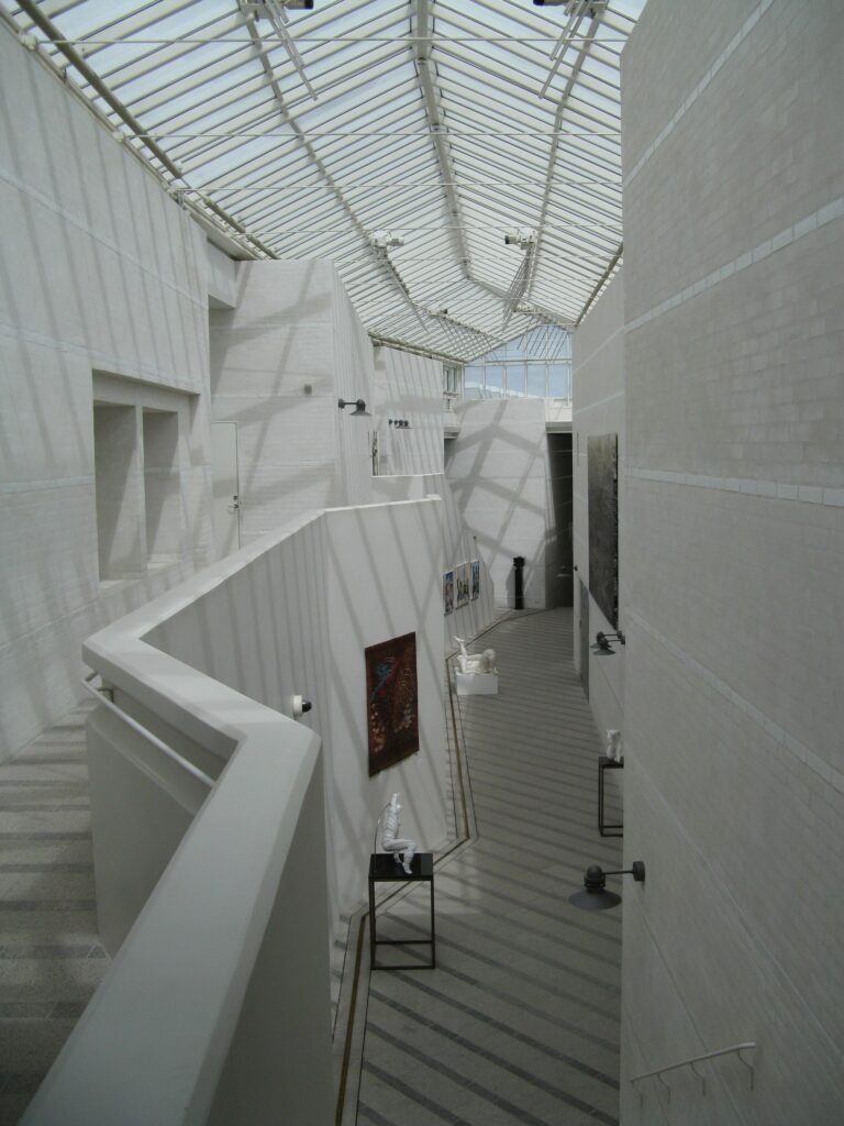 Heller Innenraum des Bornholms Kunstmuseum mit Glasdach und Treppe