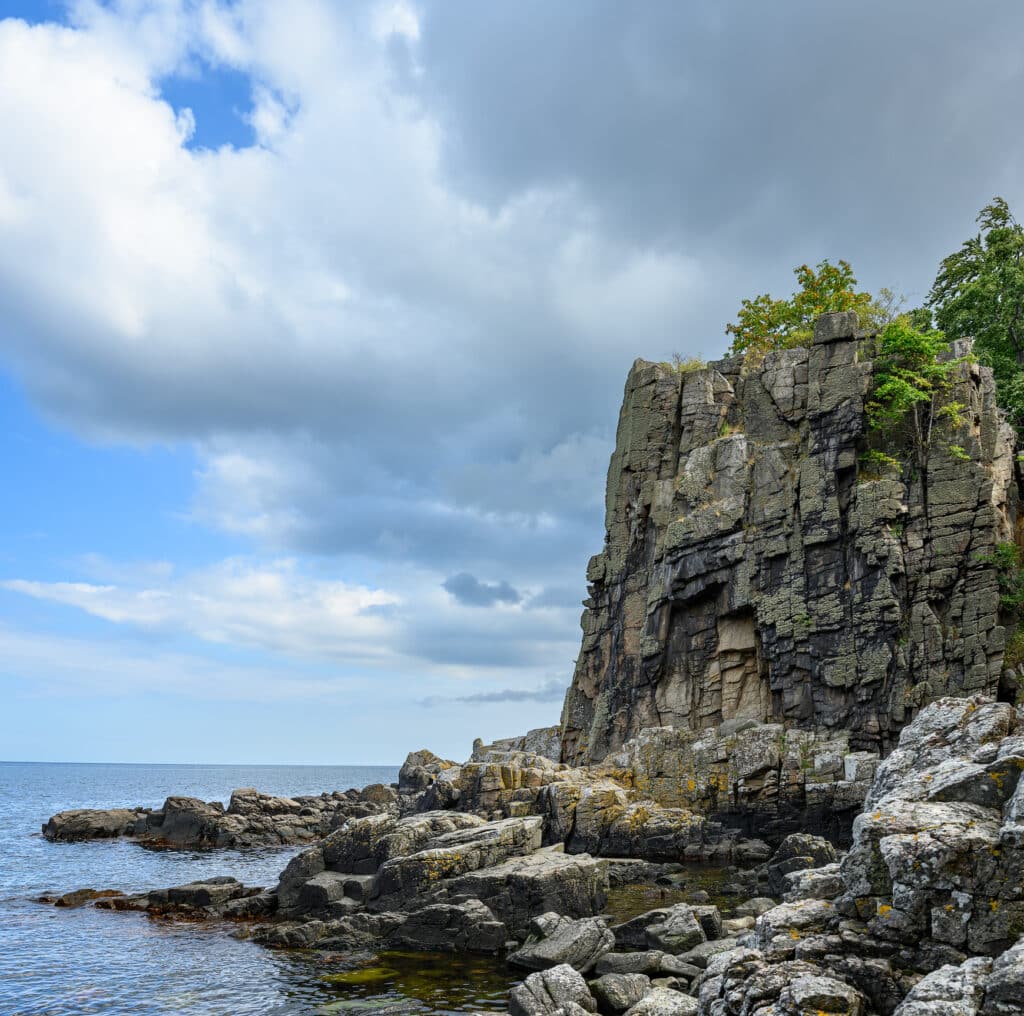 Hohe Felsnadel über dem Meer an der Küste der Helligdomsklipperne