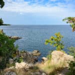 Helligdomsklipperne (Heiligtumsfelsen): zu Fuß und per Schiff an der Felsküste