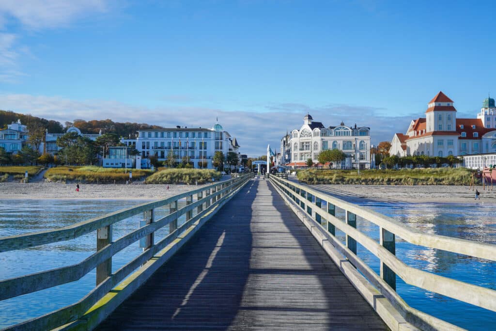 Blick von der Seebrücke Binz auf den Strand und die Villen am Meer