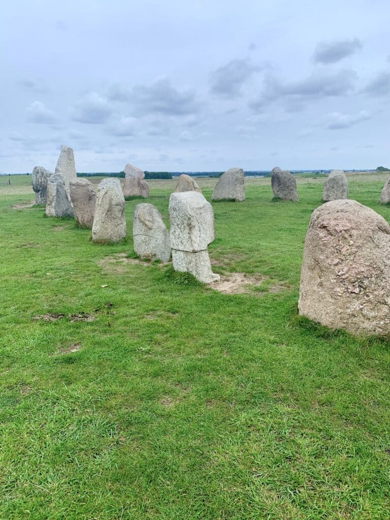 Die Steine von Ales Stenar in Schiffsform auf einem grasbewachsenen Hügel