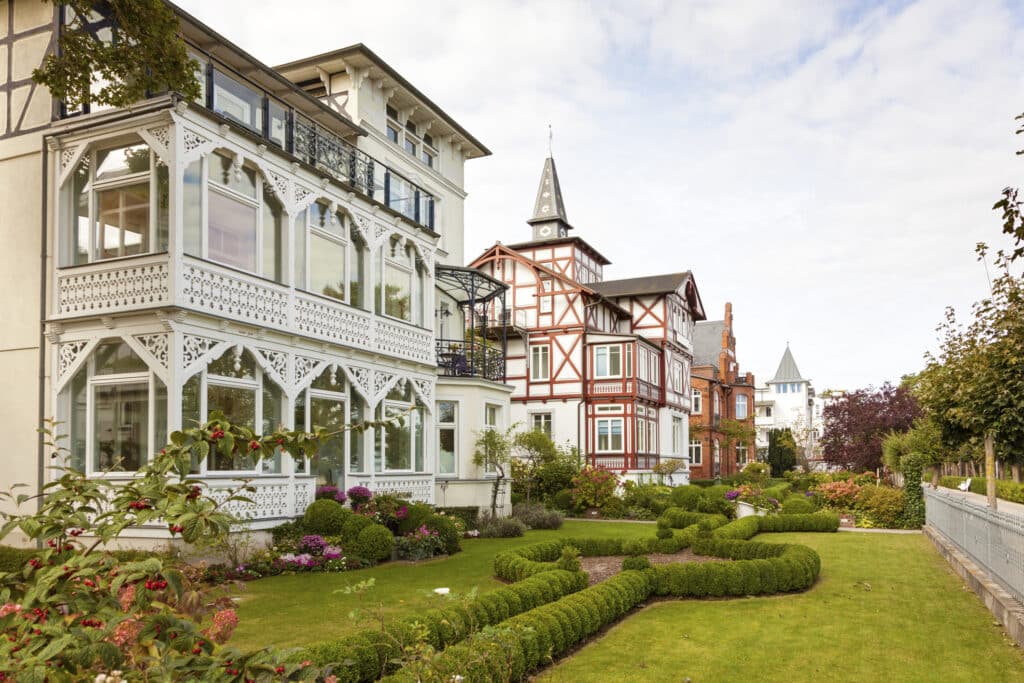 Villen in Bäderarchitektur an der Strandpromenade von Binz