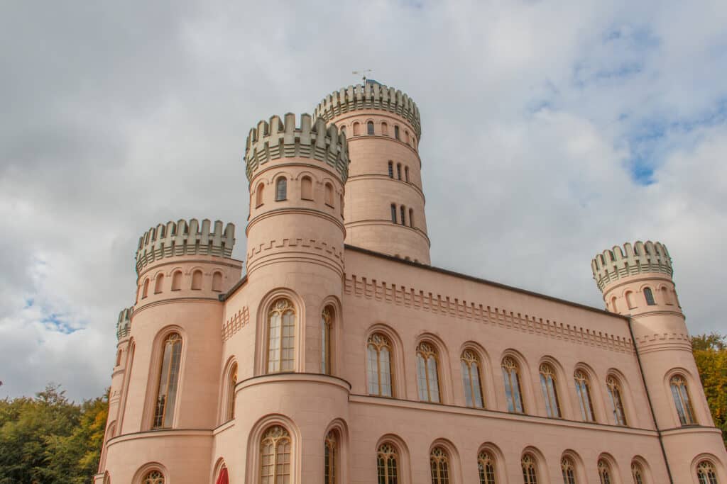 Jagdschloss Granitz auf Rügen mit zinnenbekrönten Türmen
