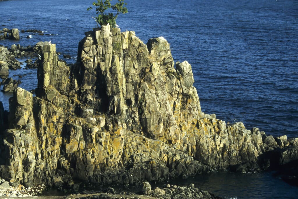 Der Felsen Jons Kapel ragt über dem Meer auf