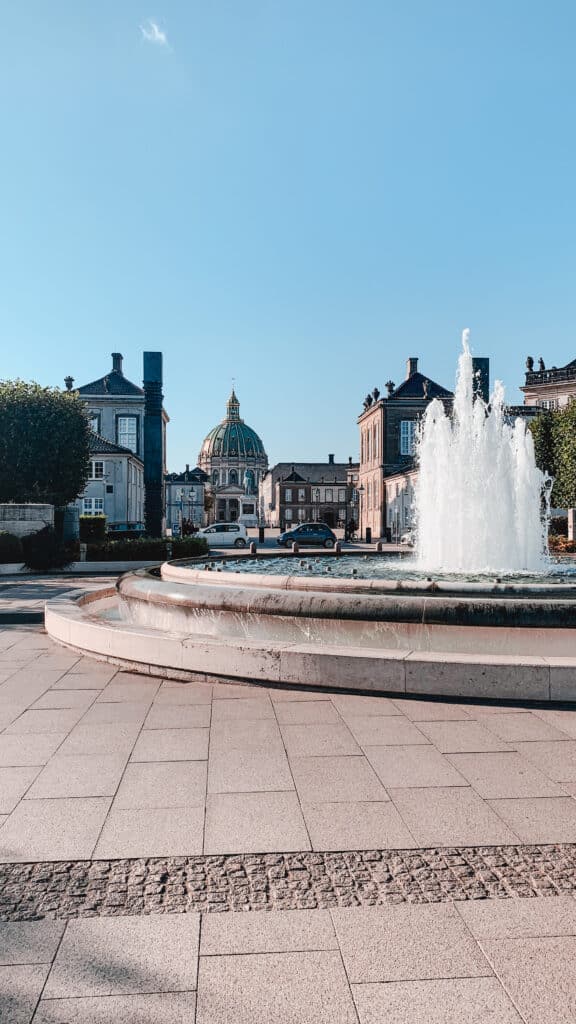 Springbrunnen im Amaliehaven mit Blick auf Amalienborg und die Kuppel der Marmorkirche