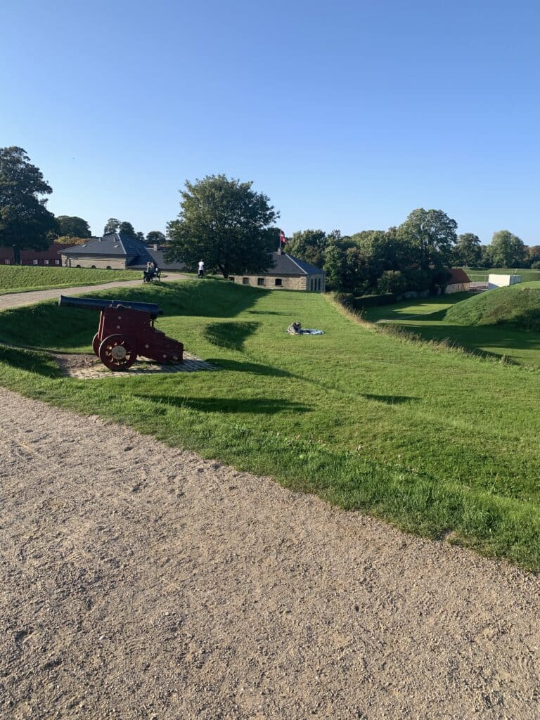 Kanone auf dem grasbewachsenen Wall der Festung Kastellet in Kopenhagen