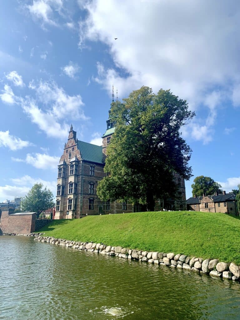 Renaissanceschloss Rosenborg hinter Wassergraben und grasbewachsenem Wall in Kopenhagen