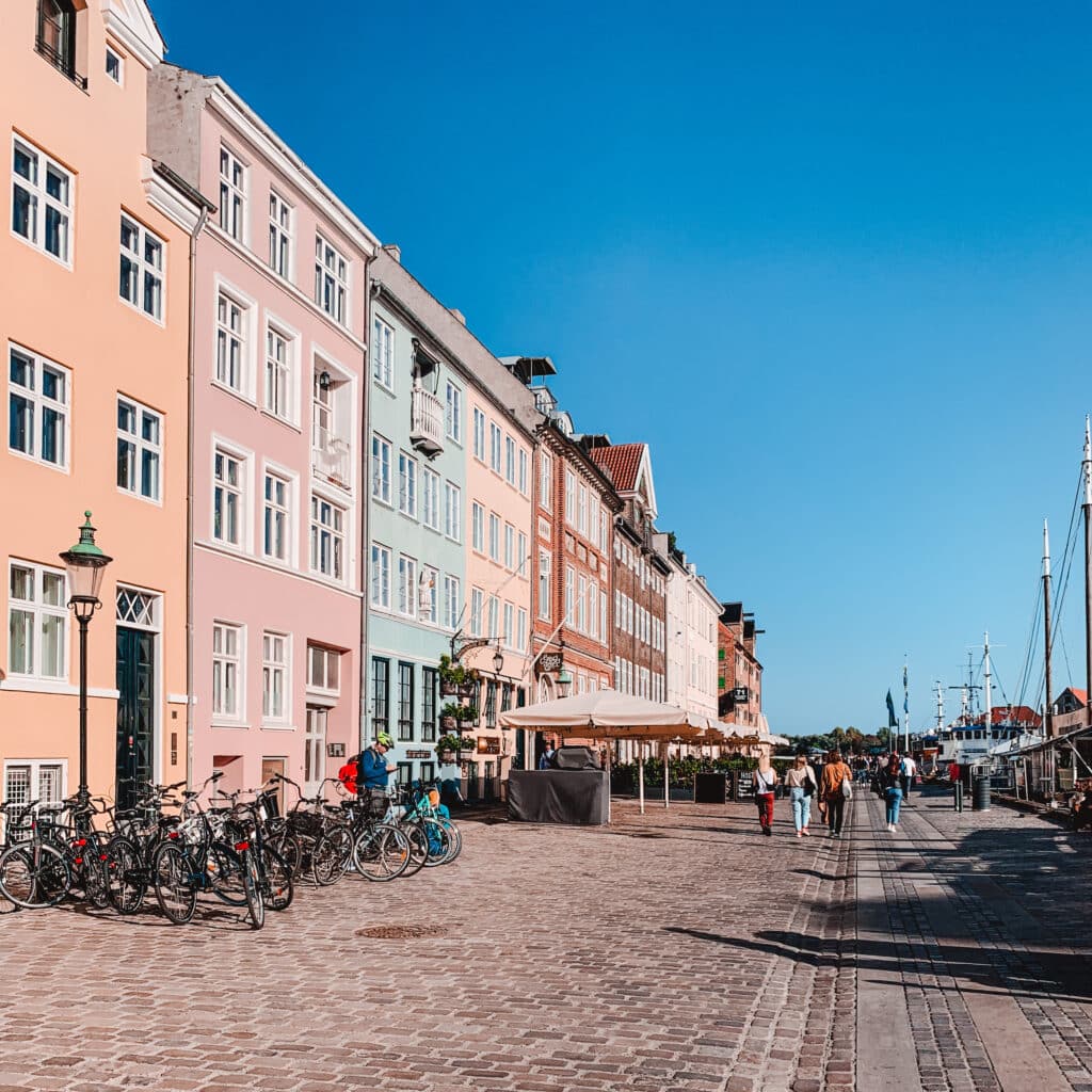 Kai in Nyhavn mit pastellfarbenen Häusern und Fahrrädern am Gehweg