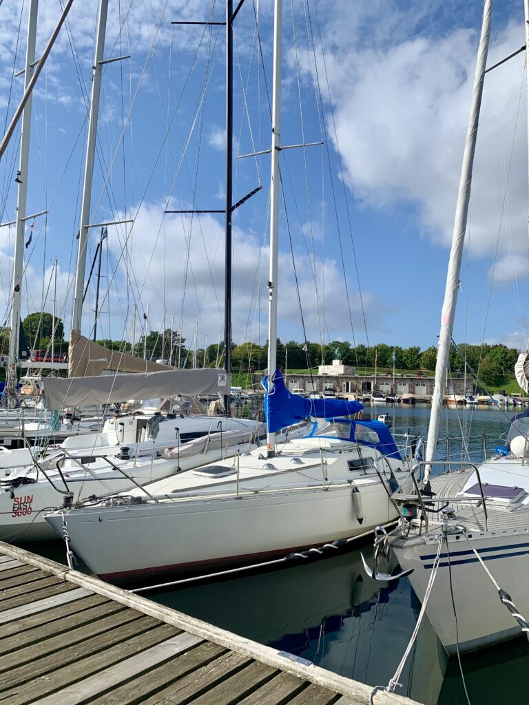 Segelyachten an einem Holzsteg im Hafen von Kopenhagen