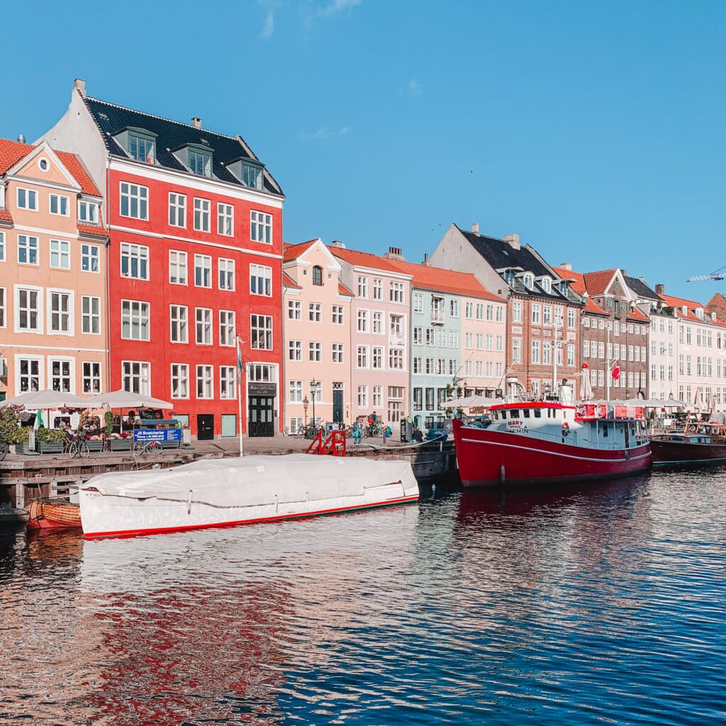 Bunte Häuser und Boote am Kanal Nyhavn in Kopenhagen