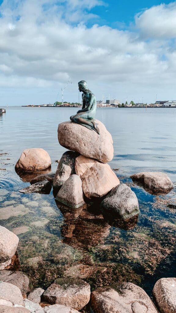 Die Kleine Meerjungfrau auf Felsen am Wasser in Kopenhagen