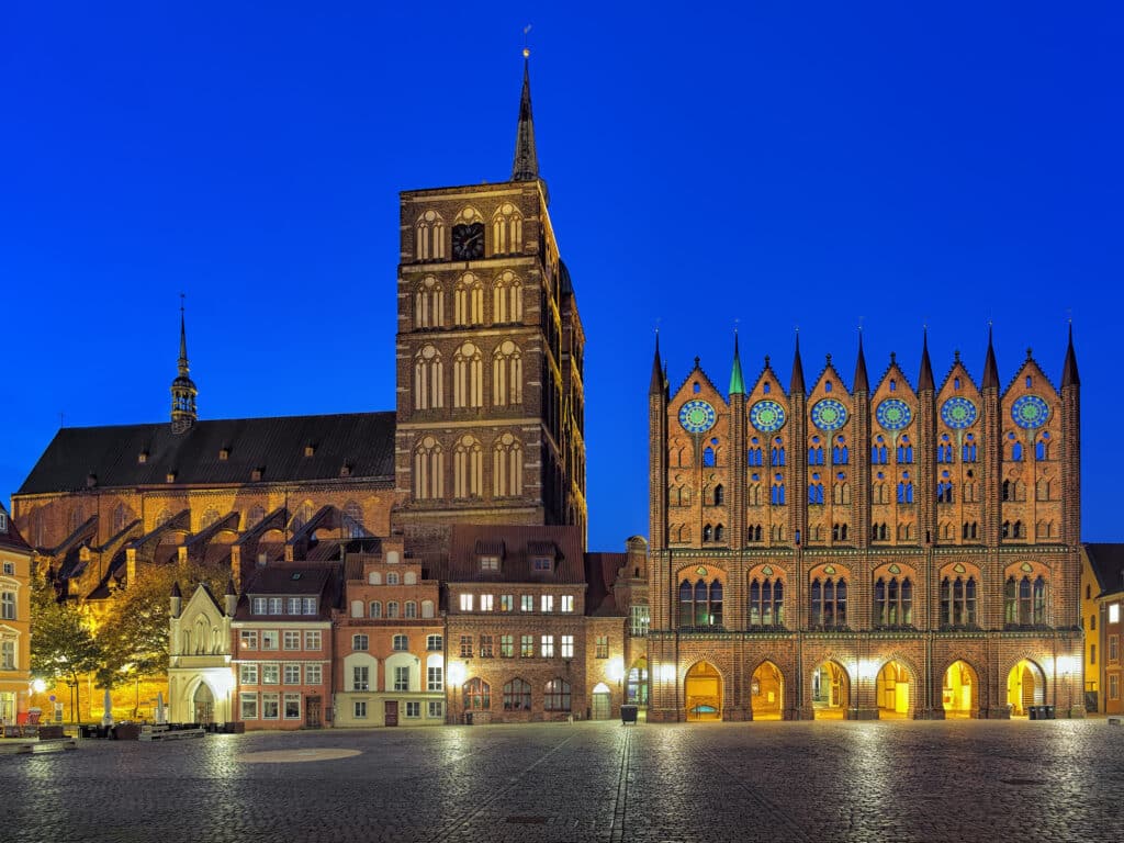 Rathaus und Nikolaikirche am Alten Markt in Stralsund