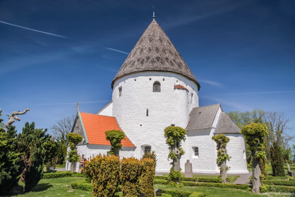 Rundkirche Ols Kirke mit weißen Mauern und Kegeldach
