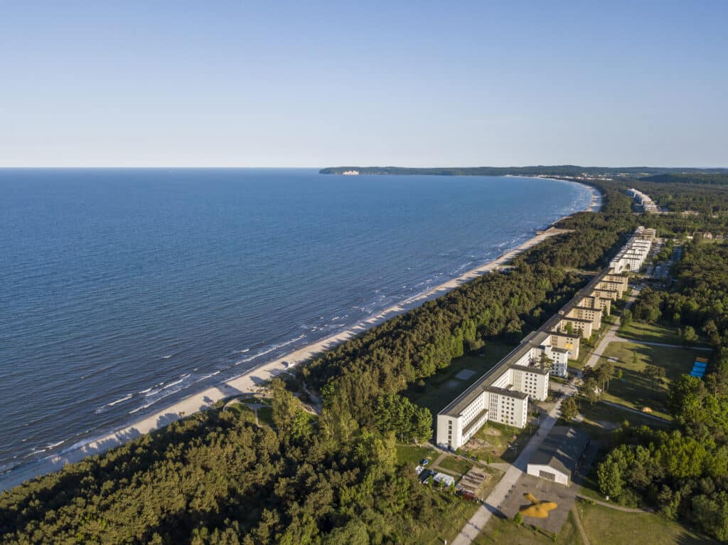 Die Blöcke von Prora entlang des Strandes an der Prorer Wiek aus der Luft