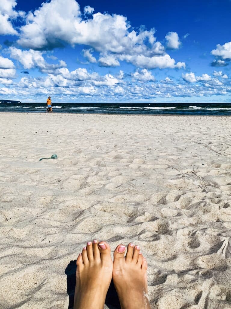Weißer Sand und Ostsee am Strand von Prora auf Rügen