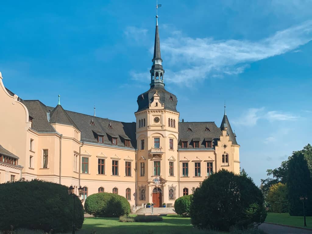 Schloss Ralswiek auf Rügen im Stil der Neorenaissance mit Turm, vom Park aus gesehen