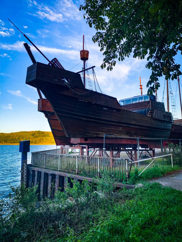 Nachbau eines hölzernen Segelschiffs am Bodden in Ralswiek