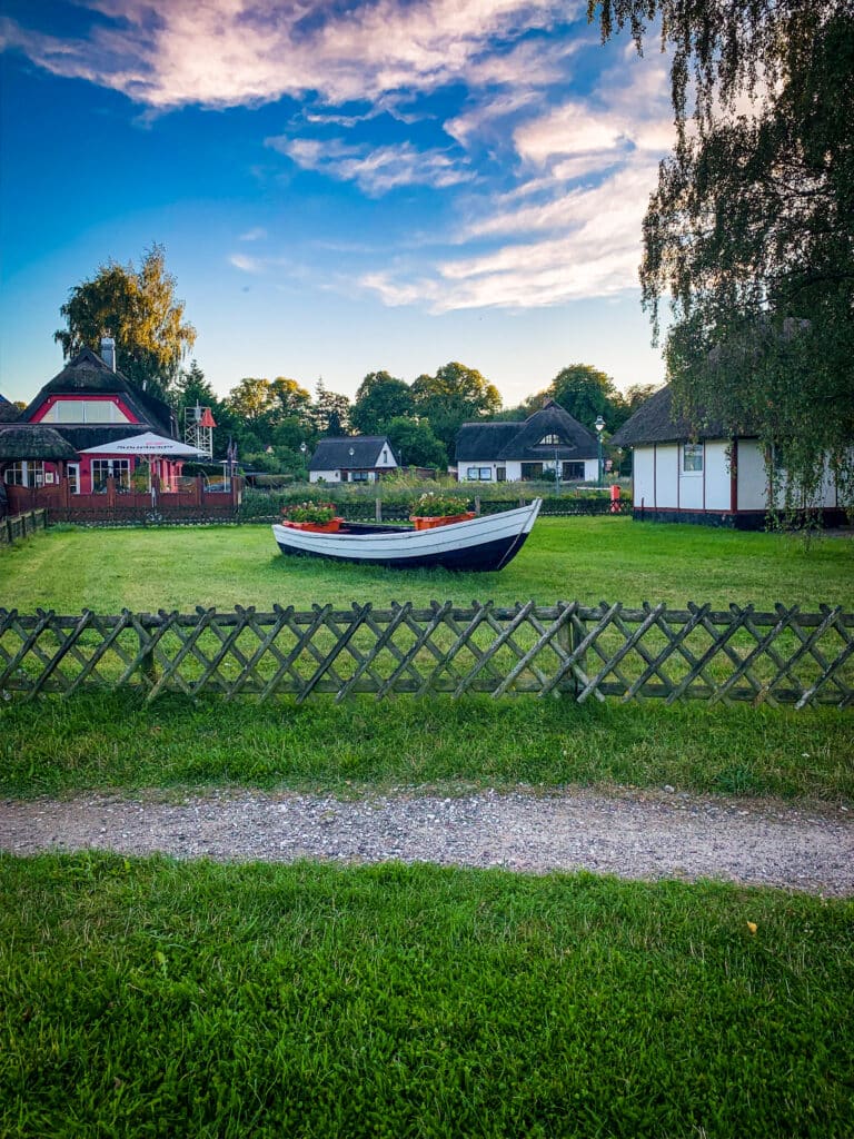 Boot auf dem Rasen und Häuser im Dorf Ralswiek