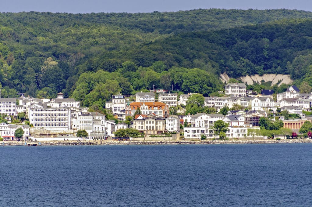 Sassnitz vom Meer aus, die Stadt unter einem bewaldeten Hang