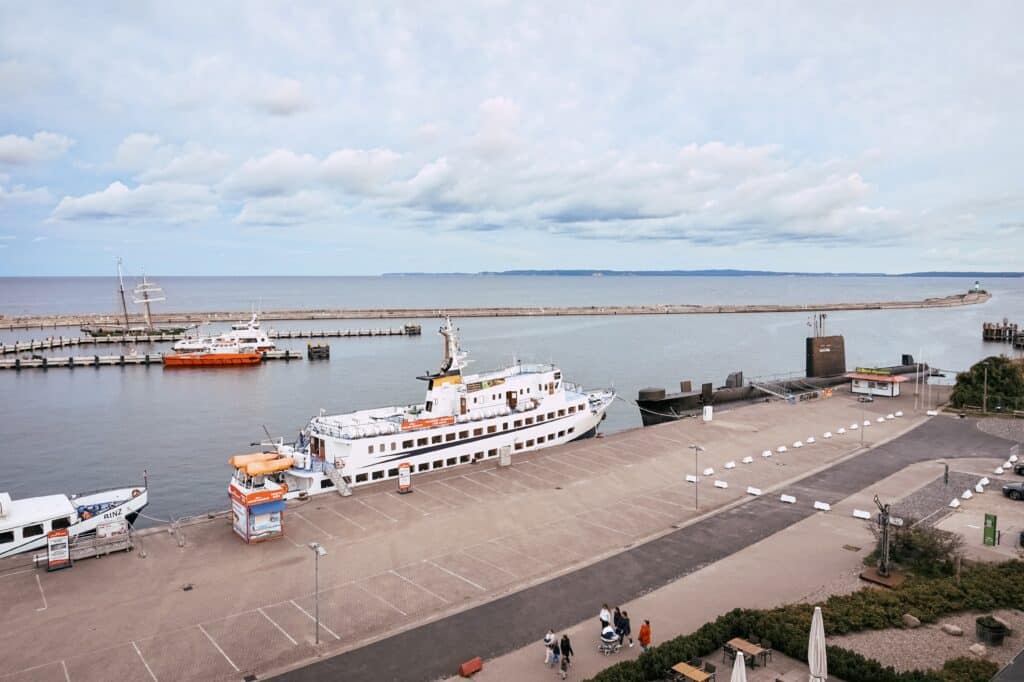 Stadthafen Sassnitz mit Ausflugsschiff von oben