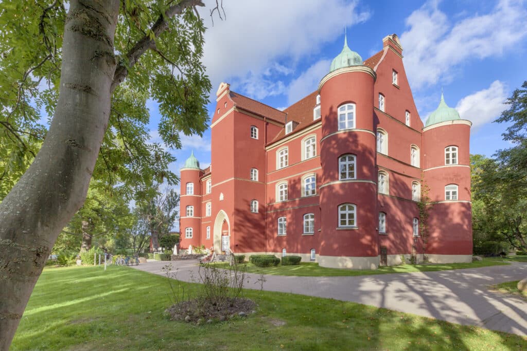 Rotes Schloss Spyker mit grünen Turmhauben
