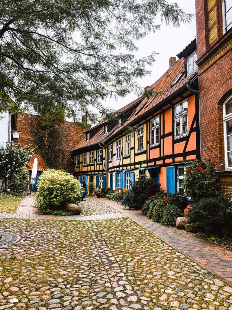 Fachwerkhäuser an einem gepflasterten Hof in Stralsund