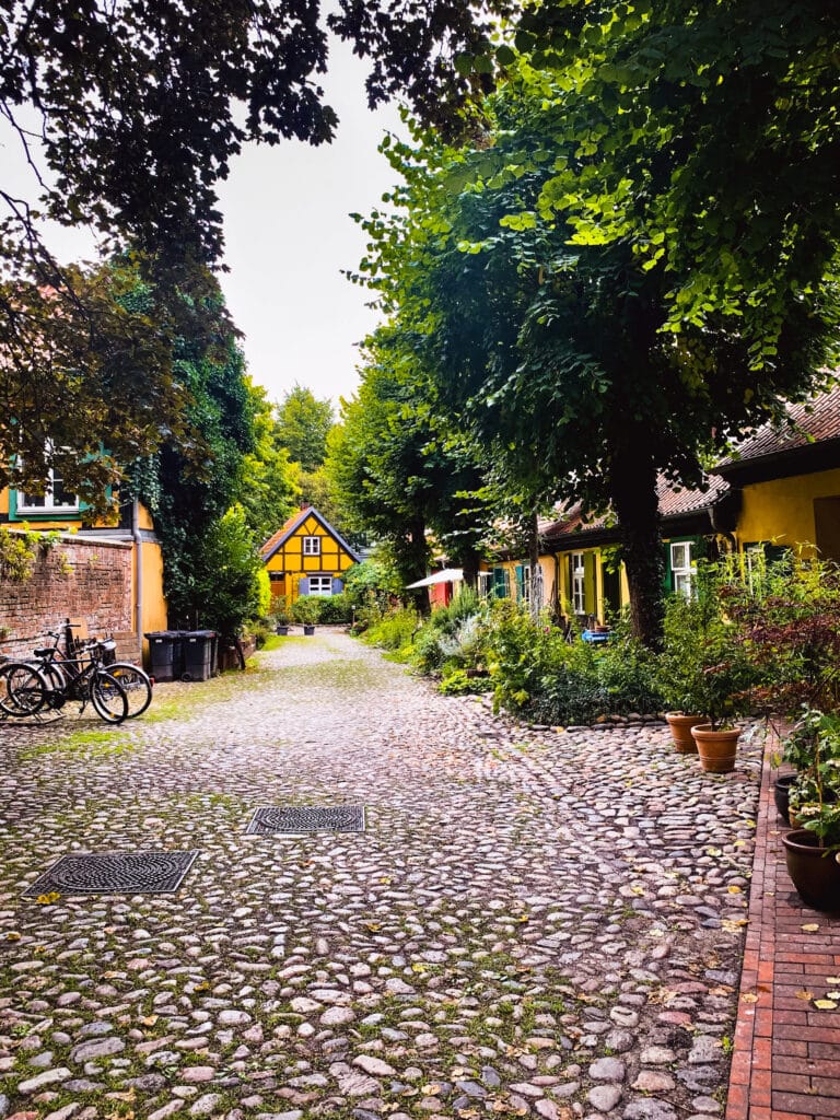 Gepflasterte Gasse zwischen alten Häusern in Stralsund