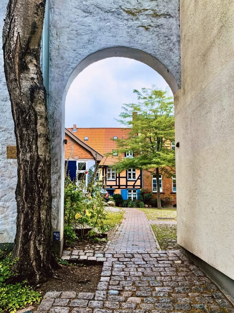 Durchgang unter einem Torbogen zu einem Hof in Stralsund