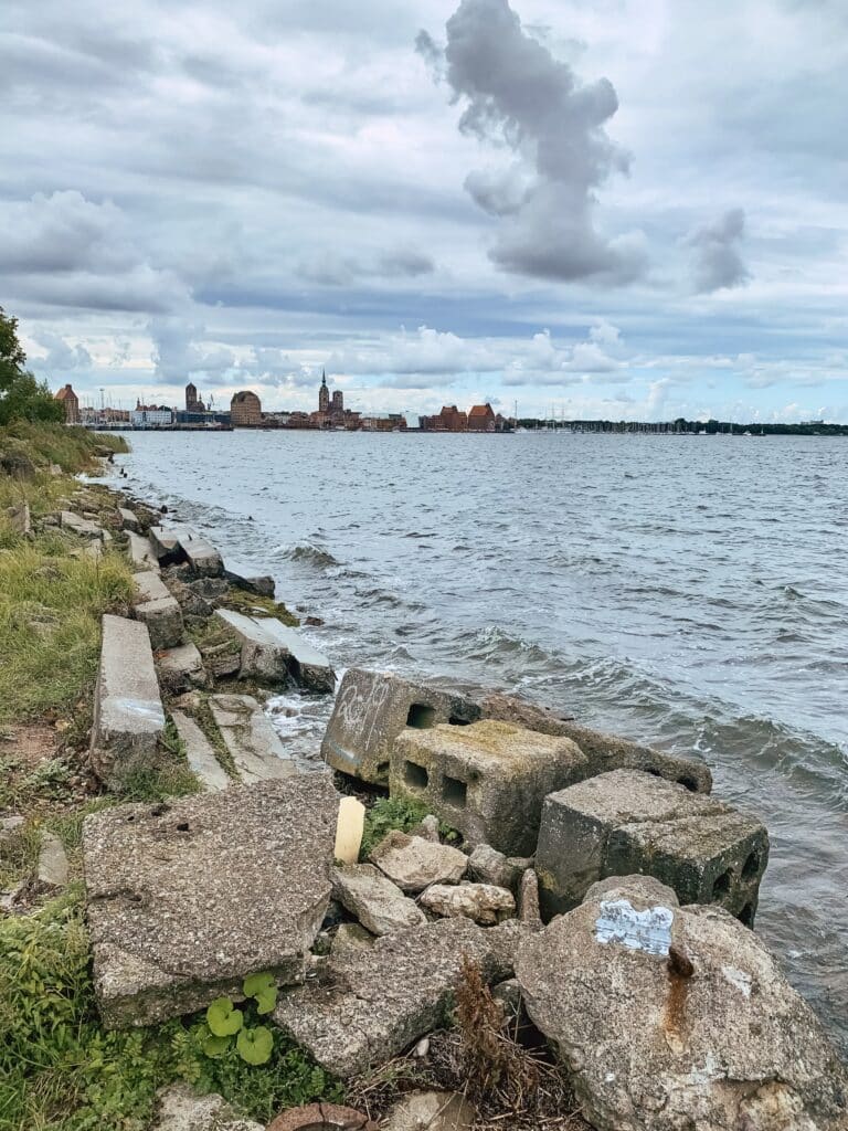 Steiniges Ufer am Strelasund mit Blick auf die Altstadt von Stralsund